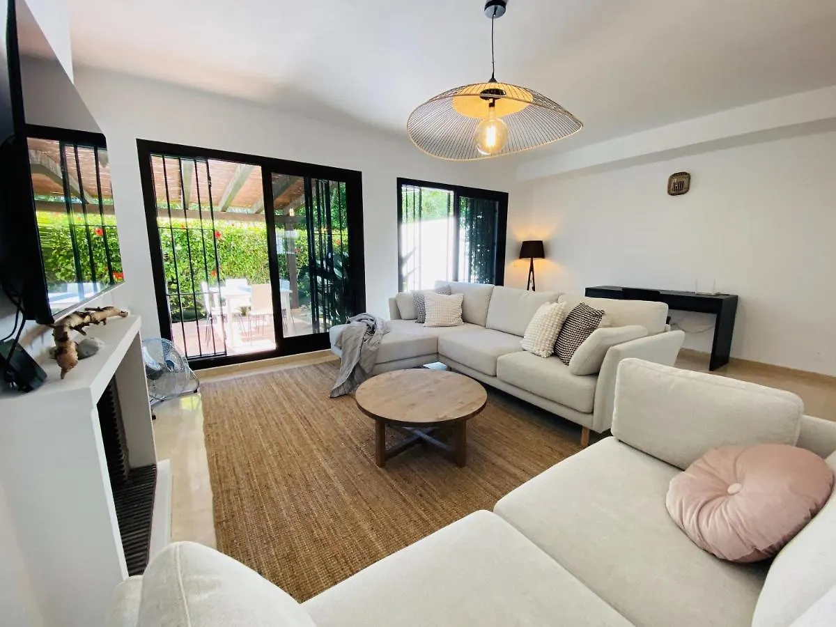 Escape To Serenity - 3 Bedroom Townhouse By The Sea! Marbella Holiday home